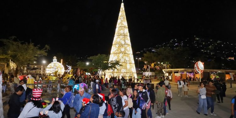 Las y los oaxaqueños disfrutan del Festival Navideño