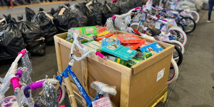 Lleva Gobierno del Estado la alegría navideña a miles de personas en Radioteletón Parralense