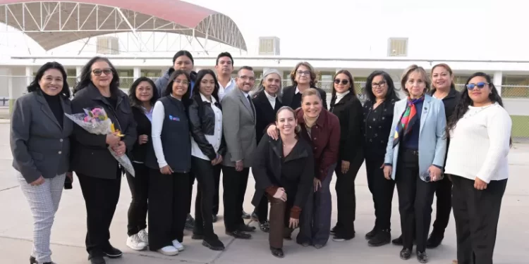 Maru Campos lleva chamarras de “Juntos sin Frío” a 196 niñas y niños juarenses del Centro Leona Vicario