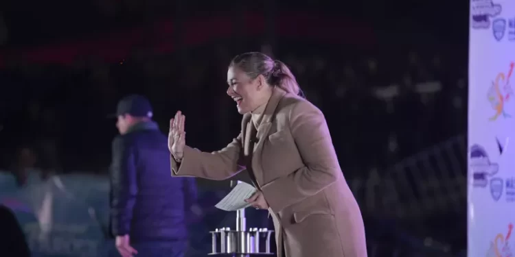 Maru Campos inicia las fiestas decembrinas en Ciudad Juárez con encendido del Árbol de Navidad
