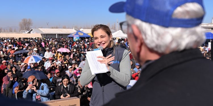 Maru Campos une a cerca de 4 mil cuauhtemenses en la última Megaposada Navideña de la temporada