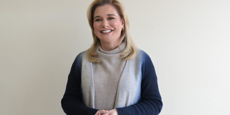 Maru Campos cumple a familias juarenses; pondrá en operación el BRT-1 del JuárezBus