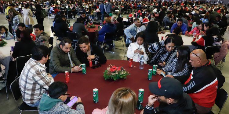 Miles de poblanas y poblanos conviven en armonía navideña con el gobernador Alejandro Armenta