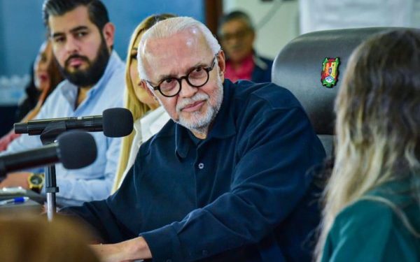 Miguel Ángel Navarro Quintero, continúa trabajando para transformar la calidad de vida de las familias que más lo necesitan