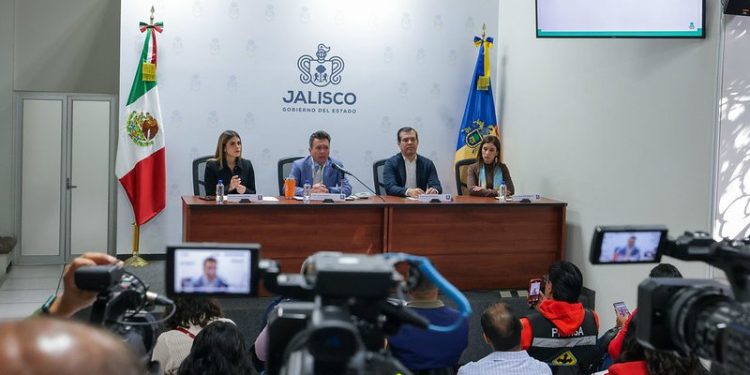 Presenta Pablo Lemus apoyos para familiares de víctimas de personas desaparecidas y de policías caídos en servicio