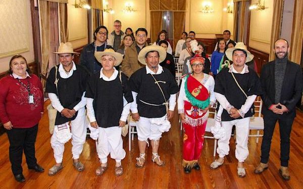 Presenta Cultura libro sobre 50 años de la Hemeroteca Pública