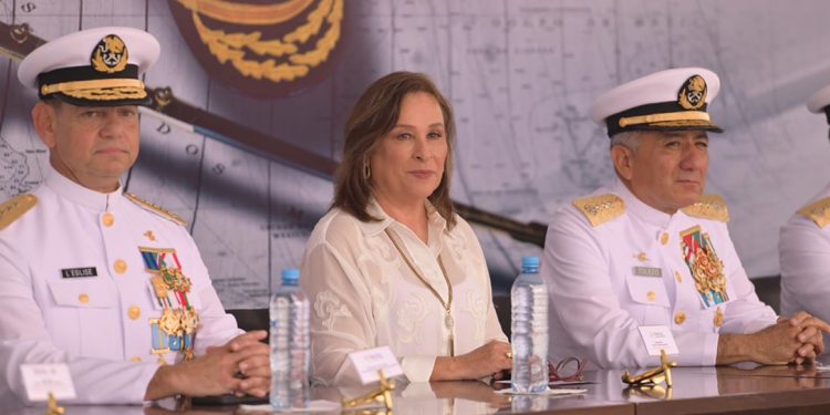 Rocío Nahle participó en el cambio de mando de la Primera Región Naval