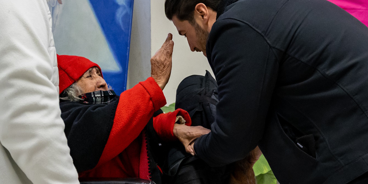 Atiende Samuel a personas en condición de calle por frente frío