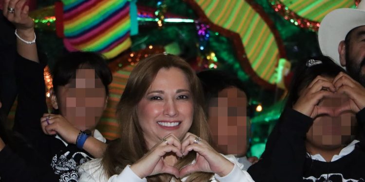 Convive Ceci Arellano con jóvenes de Casa del Adolescente en el Festival Navideño