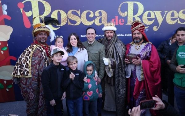 Conviven Manolo y Paola con cientos de familias en la tradicional Rosca de Reyes