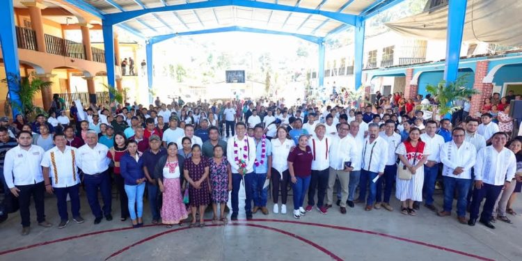 Da Salomón Jara respuesta a necesidades de San Bartolomé Loxicha