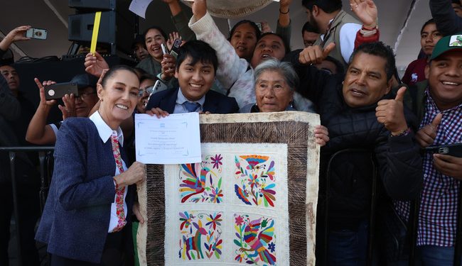 En Huauchinango, Puebla, presidenta Claudia Sheinbaum entrega nuevas tarjetas para la Pensión Mujeres Bienestar