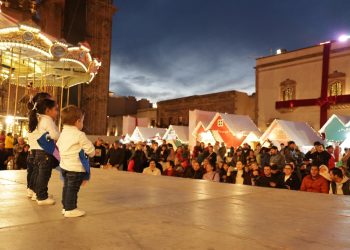 Encantan niñas y niños de Casa Cuna “Plácido Domingo” con presentación navideña en Plaza de Armas