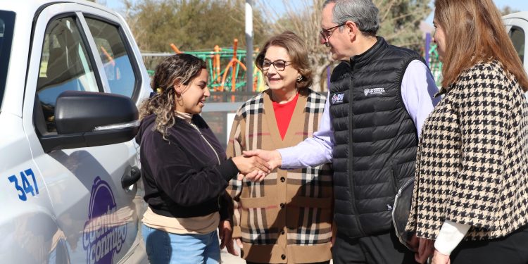 Entrega DIF Estatal vehículos a los Cerenam de tres municipios serranos