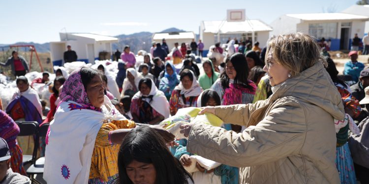 Entregan apoyos alimentarios y chamarras a más de 700 familias de la comunidad de El Cuervo