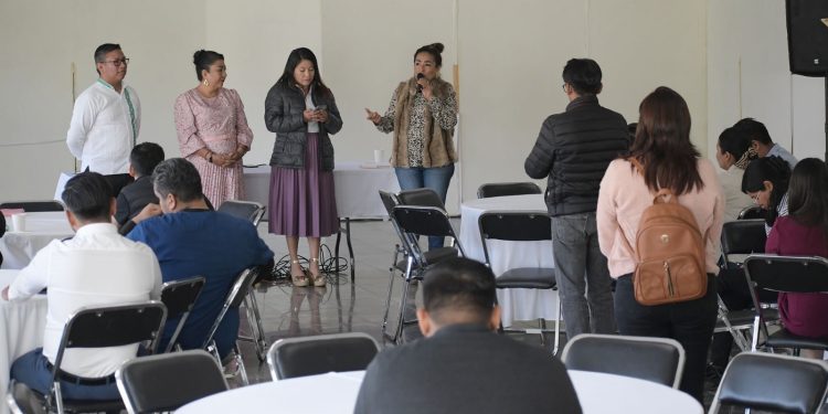 Imparten mesa de diálogo sobre violencia y feminicidio en el Congreso de Oaxaca