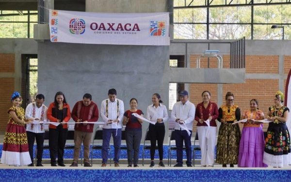 Inaugura Gobernador Salomón Jara Unidad Deportiva Cheguigo en Asunción Ixtaltepec