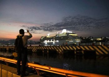 Llega al puerto de Acapulco el primer crucero del 2025, MS Náutica con más mil personas a bordo