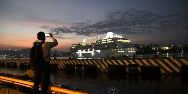 Llega al puerto de Acapulco el primer crucero del 2025, MS Náutica con más mil personas a bordo