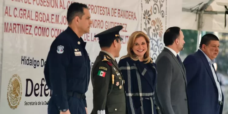 Maru Campos asiste como invitada de honor a la toma de protesta Jorge Gutiérrez como nuevo comandante de la 42 Zona Militar