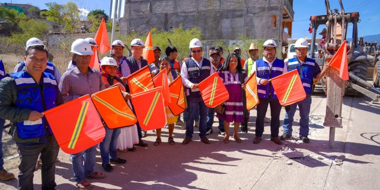 Pone en marcha Ceabien obras de infraestructura y saneamiento en San Vicente Coatlán