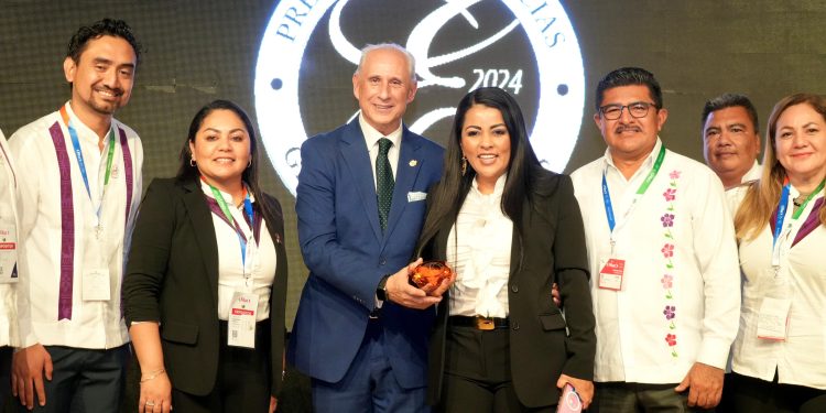 Recibe Oaxaca Premio Espíritu de Excelencia por Guelaguetzas Regionales
