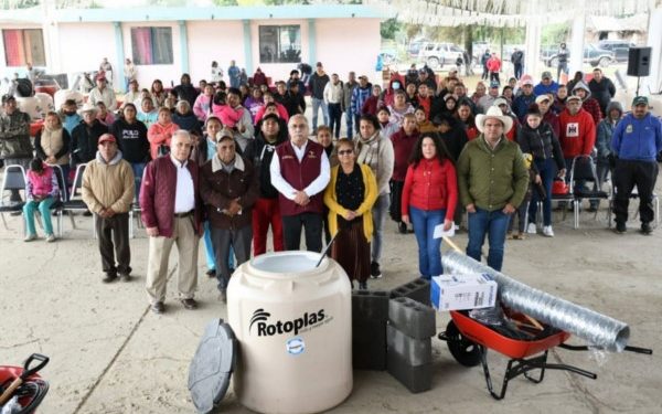 Reciben familias paquetes de huertos de traspatio