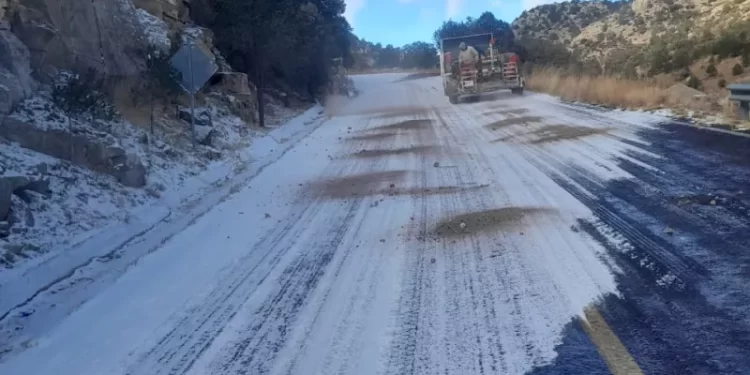Trabajan SSPE y SCOP para prevenir el congelamiento de carreteras y avenidas en el estado