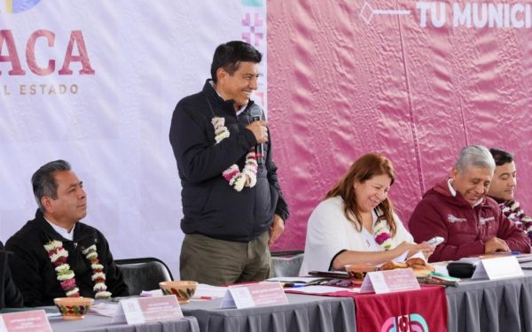 Lleva Salomón Jara programas educativos y sociales a San Miguel Suchixtepec