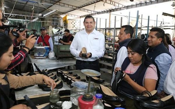 Armenta impulsa economía regional y familiar a través de la industria del calzado