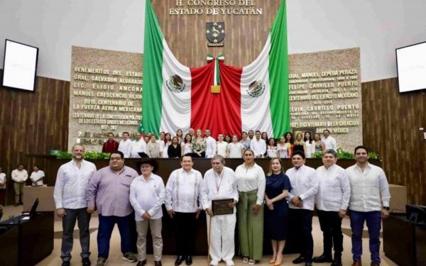 Atestigua Gobernador Joaquín Díaz Mena entrega de la medalla de honor «Héctor Victoria Aguilar» al profesor Ariel Avilés Marín