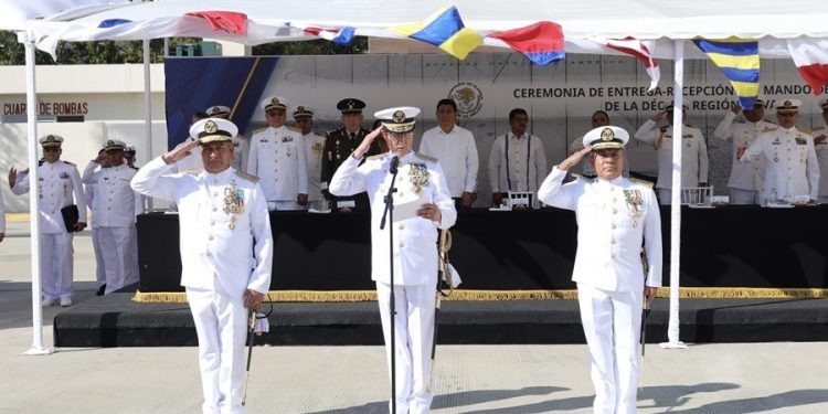 Atestigua Gobernador de Oaxaca toma de protesta de nuevo Comandante de la Décima Región Naval