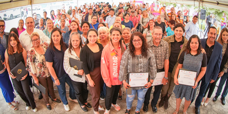 Atienden Aulas Móviles AT&T de la Nueva Ruta a más de 1,700 personas con servicios educativos