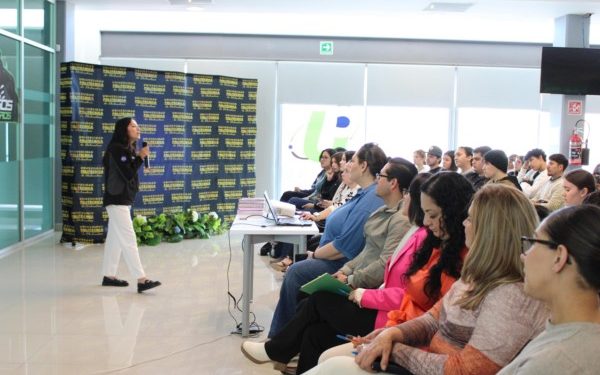 Comparte Nadia Zenteno su experiencia en la NASA con estudiantes de la UPCH