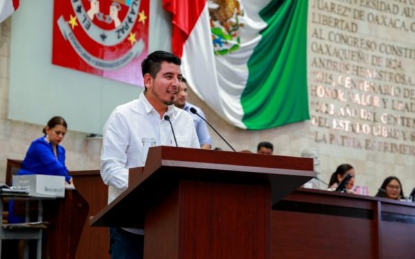 Llama congresista Isaías Carranza Secundino a mantener la unidad nacional en el marco del Día de la Bandera