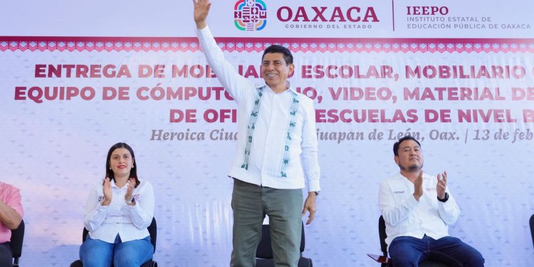 Entrega Salomón Jara equipamiento a escuelas de nivel básico de la Mixteca