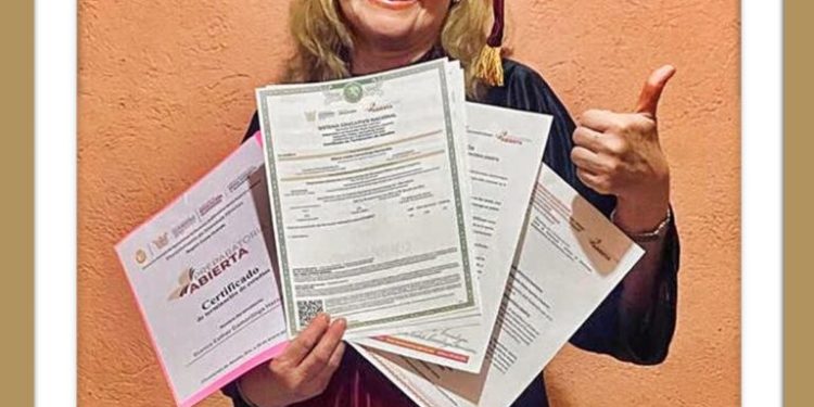 Entrega la SEG, certificado de Preparatoria Abierta a estudiante de 63 años de la Costa Chica