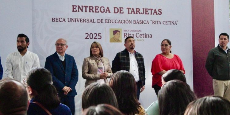 Entregan mil 470 tarjetas de la beca Rita Cetina en Xalapa