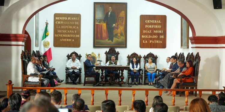 Cabildo de Oaxaca de Juárez sesiona y aprueba ocho dictámenes en cartera