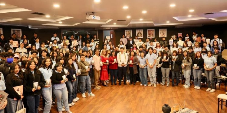 Promueve Gobernador Salomón Jara el hábito de lectura en adolescencias