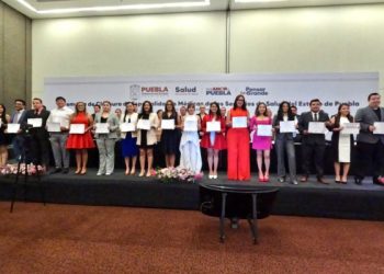 Concluyen 197 médicos y médicas su formación en especialidades