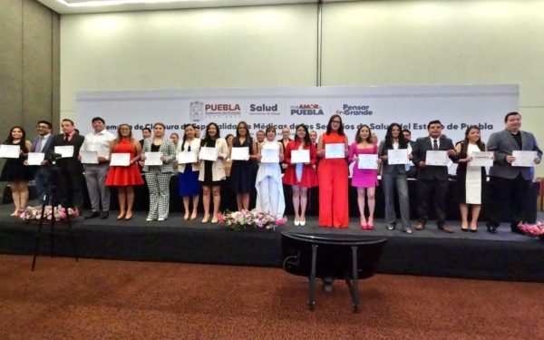 Concluyen 197 médicos y médicas su formación en especialidades