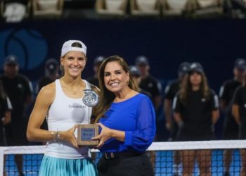 Entrega Mara Lezama premiación del Open Tennis Cancún WTA 125 con la colombiana Emiliano Arango como campeona