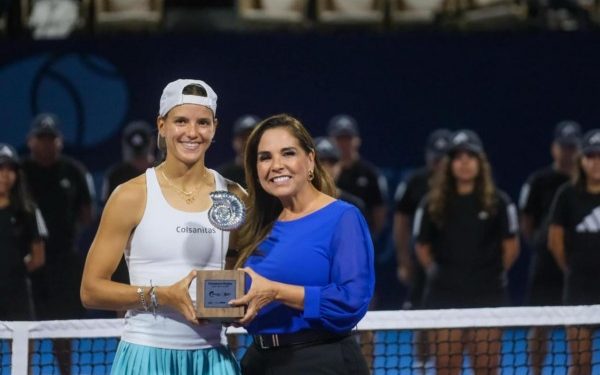 Entrega Mara Lezama premiación del Open Tennis Cancún WTA 125 con la colombiana Emiliano Arango como campeona