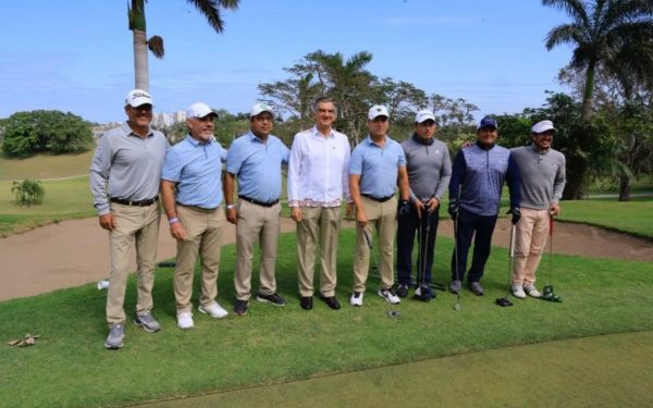 Premia gobernador Américo Villarreal a ganadores de Torneo de Golf DIF Tampico 2025