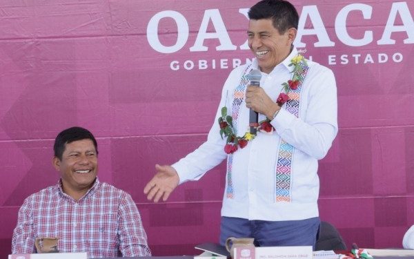 Avanza Santo Domingo Tonaltepec con caminos y apoyo estatal para diversos sectores
