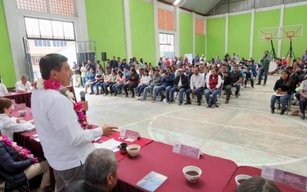 Con diversos apoyos atiende Salomón Jara necesidades de Santiago Laxopa