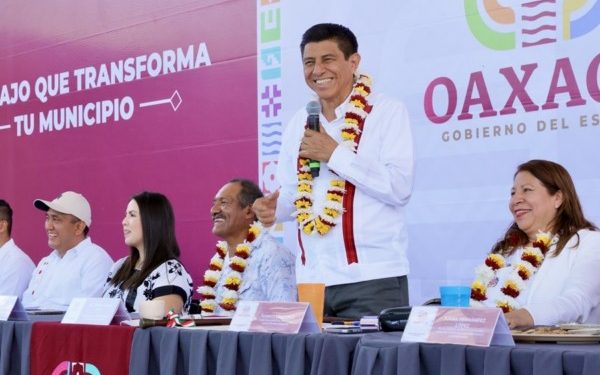 Refrenda Salomón Jara compromiso con la pavimentación de caminos en la Sierra Sur