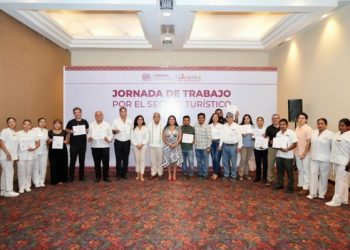 Entrega Sectur Oaxaca cédulas de certificación a servidores turísticos en Huatulco
