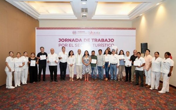 Entrega Sectur Oaxaca cédulas de certificación a servidores turísticos en Huatulco